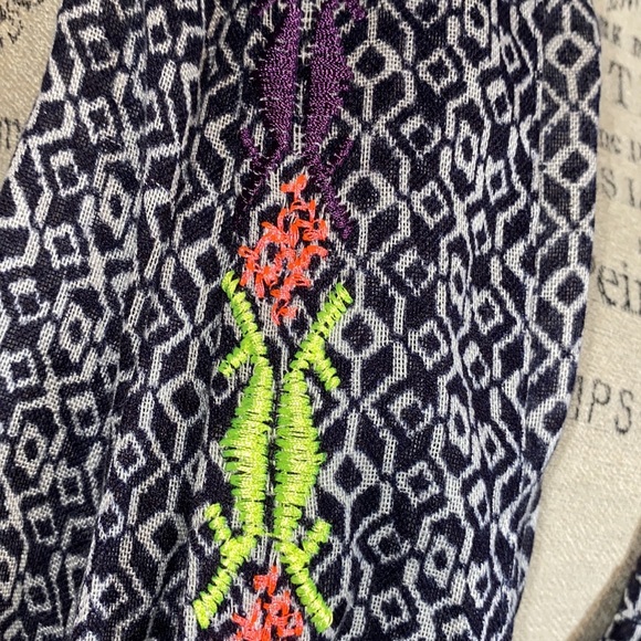 Infiniti scarf navy black white pattern with neon embroidered bordering the trim - Picture 3 of 6